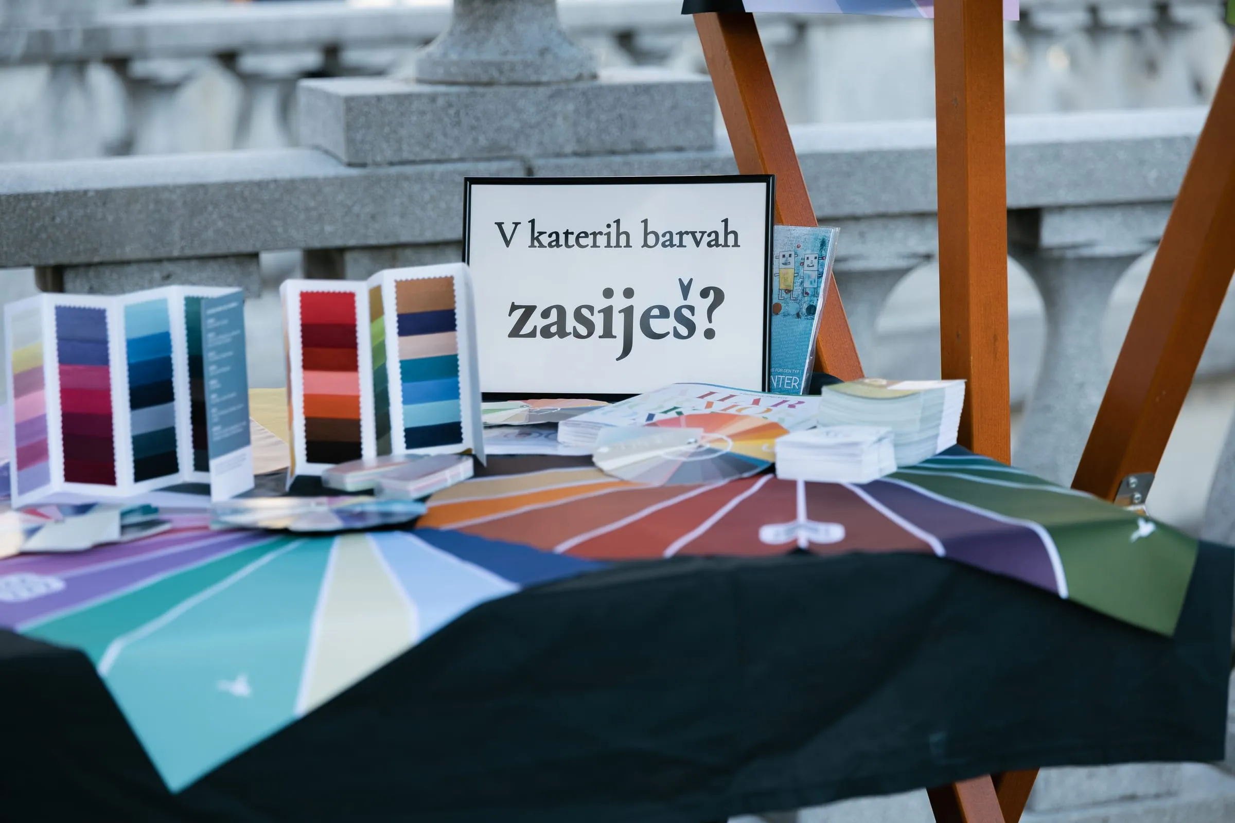 Barvne palete na stojnici z napisom »V katerih barvah zasiješ?«