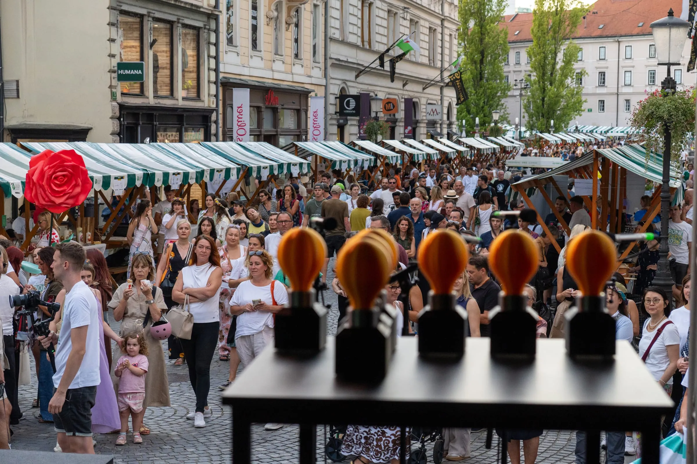 Nagrade festivala na odru, v ozadju množica obiskovalcev
