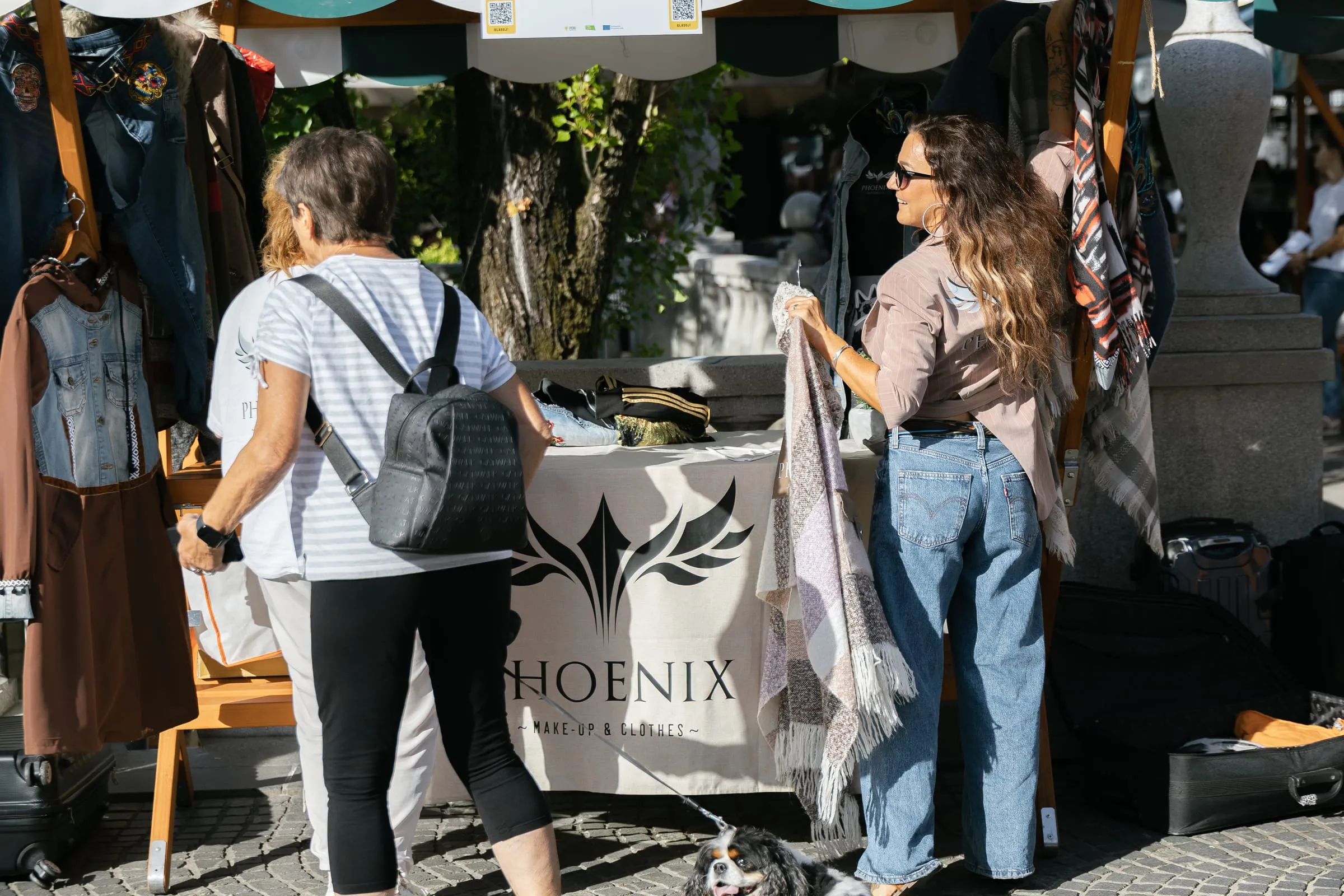 Stojnica PHOENIX, makeup&clothes