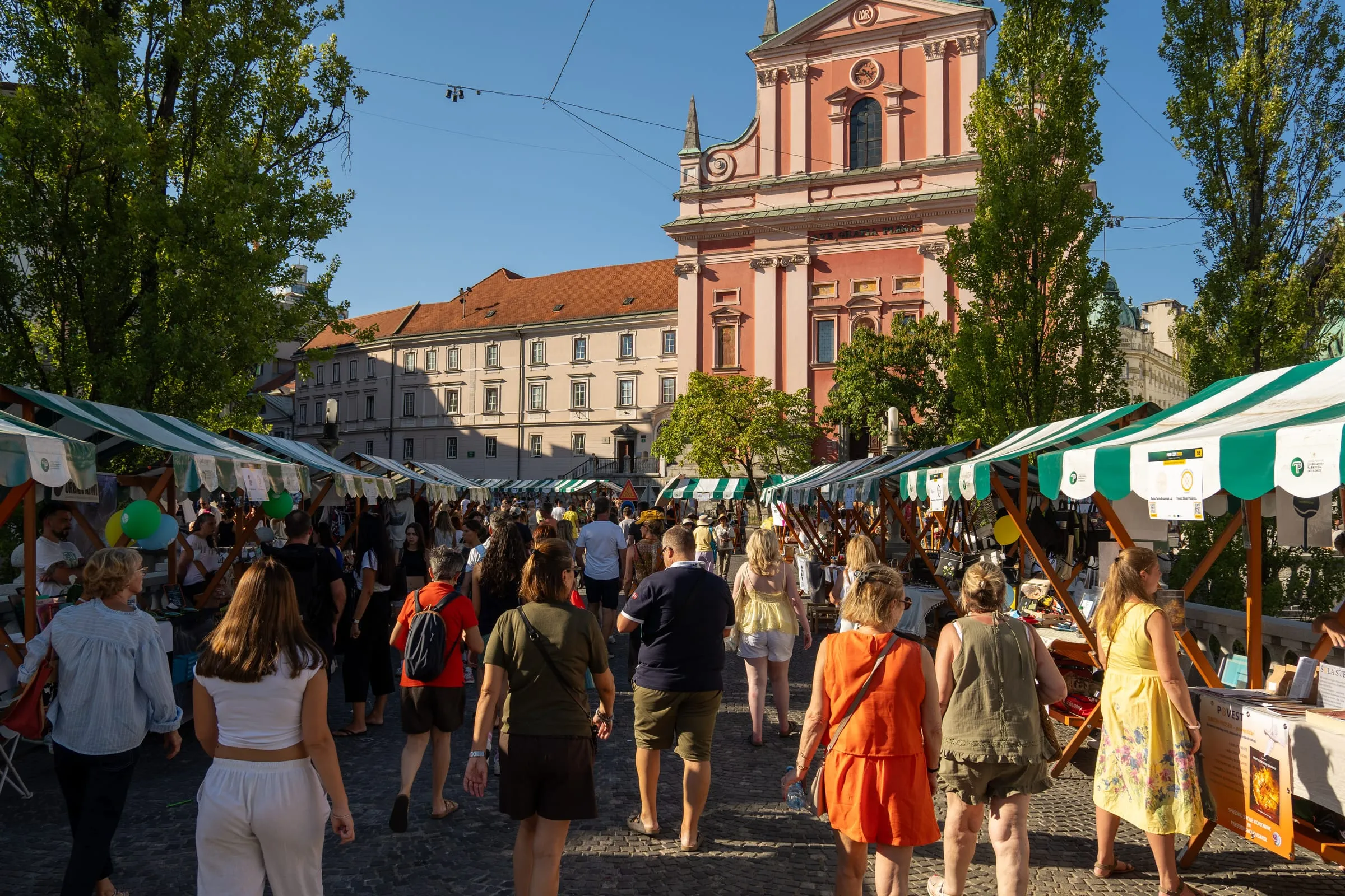 Obiskovalci med stojnicami pred Frančiškansko cerkvijo