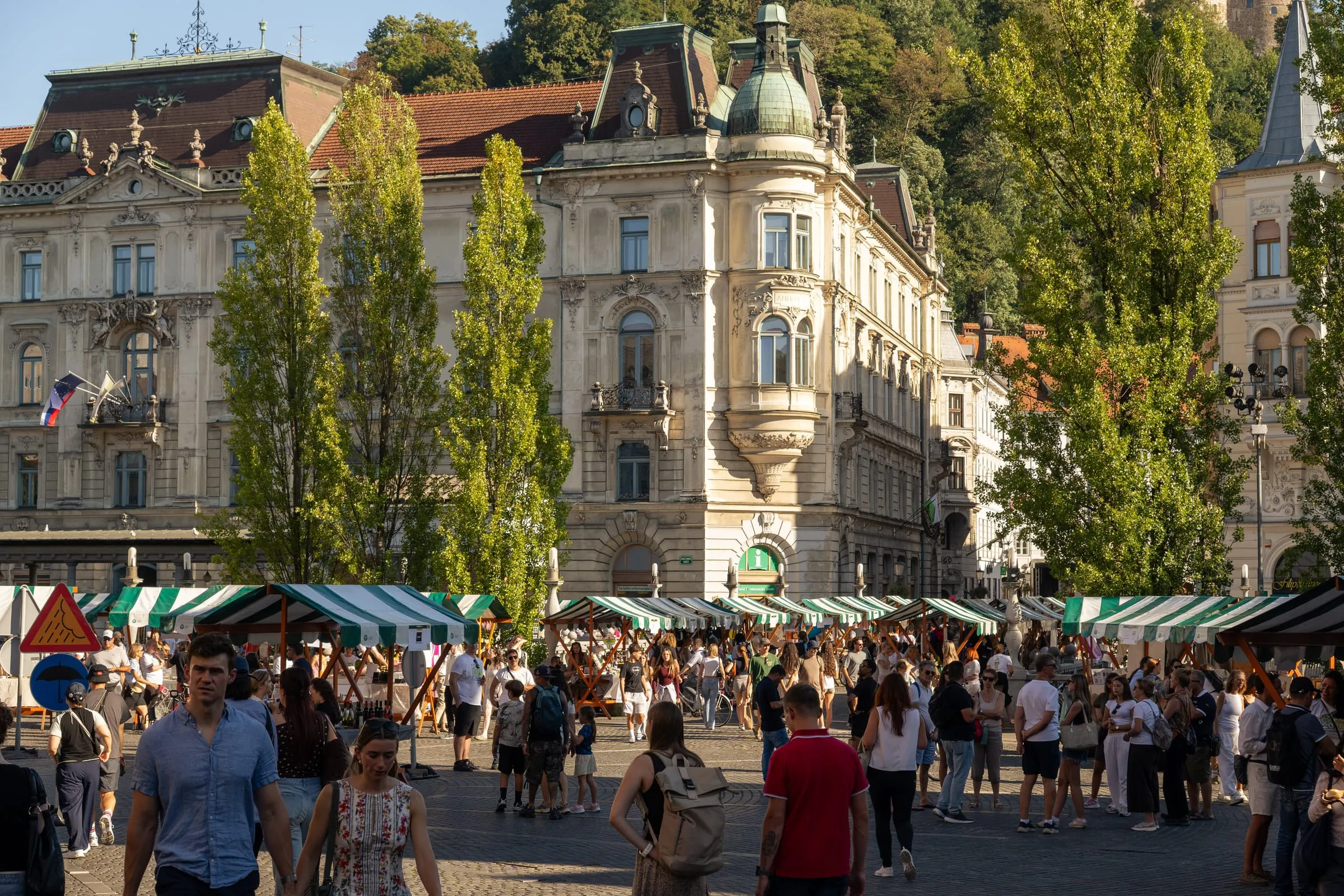Množica obiskovalcev med stojnicami v centru Ljubljane